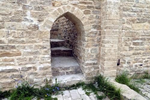 Врата в останките на малък град в Българ